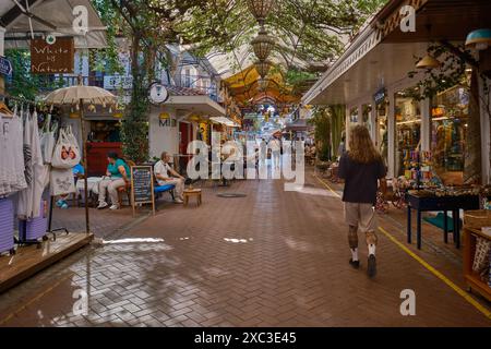 Altstadt von Fethiye Paspatur Basar in Fethiye, Muğla, Türkei, wo die engen Gassen mit kleinen Läden, Kunsthandwerkswerkstätten und Cafés überfüllt sind. Stockfoto