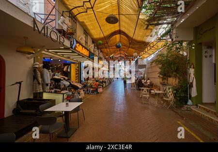 Altstadt von Fethiye Paspatur Basar in Fethiye, Muğla, Türkei, wo die engen Gassen mit kleinen Läden, Kunsthandwerkswerkstätten und Cafés überfüllt sind. Stockfoto