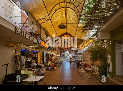 Altstadt von Fethiye Paspatur Basar in Fethiye, Muğla, Türkei, wo die engen Gassen mit kleinen Läden, Kunsthandwerkswerkstätten und Cafés überfüllt sind. Stockfoto