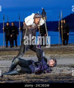 Stoertebeker Festspiele 2024 der Schauspieler Moritz Stephan o. als Klaus Stoertebeker kaempft mit Alexander Frank Zieglarski u. als Simon von Uetrecht in einer Szene der Stoertebeker-Festspiele. Das Theaterstueck ÂHamburg 1401Â mit den legendaeren Piraten Klaus Stoertebeker und Goedeke Michels hat am 15. Juni 2024 Premiere auf der Insel Rügen. Die Stoertebeker-Festspiele werden bis zum 31. August 2024 auf der Naturbühne in Ralswiek gezeigt. Ralswiek Mecklenburg-Vorpommern Deutschland *** Stoertebeker Festival 2024 der Schauspieler Moritz Stephan o als Klaus Stoertebeker kämpft mit Alexander Frank Stockfoto