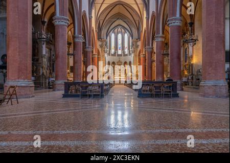 Das Innere der Basilika Santa Maria dei Servi in ​​Bologna, Italien Stockfoto