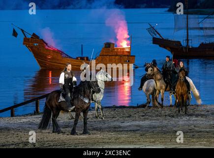 Stoertebeker Festspiele 2024 der Schauspieler Moritz Stephan l. als Klaus Stoertebeker reitet vor einer Kogge in einer Szene der Stoertebeker-Festspiele. Das Theaterstueck ÂHamburg 1401Â mit den legendaeren Piraten Klaus Stoertebeker und Goedeke Michels hat am 15. Juni 2024 Premiere auf der Insel Rügen. Die Stoertebeker-Festspiele werden bis zum 31. August 2024 auf der Naturbühne in Ralswiek gezeigt. Ralswiek Mecklenburg-Vorpommern Deutschland *** Stoertebeker Festival 2024 der Schauspieler Moritz Stephan l als Klaus Stoertebeker vor einem Zahnrad in einer Szene des Stoertebeker Festivals reitet die pl Stockfoto