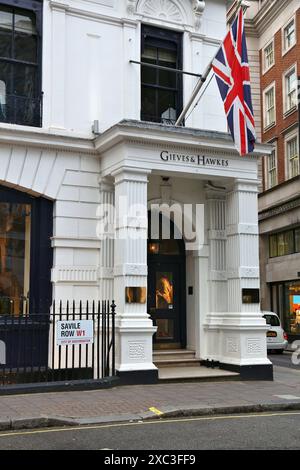 LONDON, Großbritannien - 6. JULI 2016: Gieves and Hawkes Schneiderei in der Savile Row in London. Savile Row ist eine Straße in Mayfair, die traditionell für Schneider bekannt ist. Stockfoto