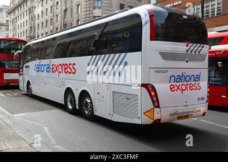 LONDON, UK - 7. JULI 2016: National Express Fernbus in London, UK. National Express bietet Bus-, Bus-, Zug- und Straßenbahndienste an. Stockfoto