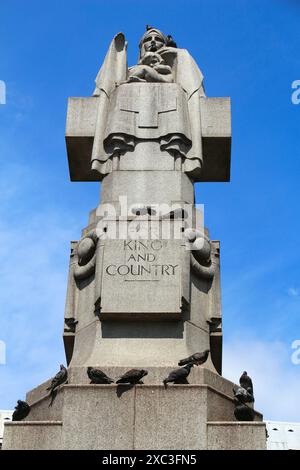 LONDON, Großbritannien - 6. JULI 2016: Edith Cavell Memorial in St Martin's Place, London. Edith Cavell war eine britische Krankenschwester im deutsch besetzten Belgien in der ersten Arbeitsstelle Stockfoto