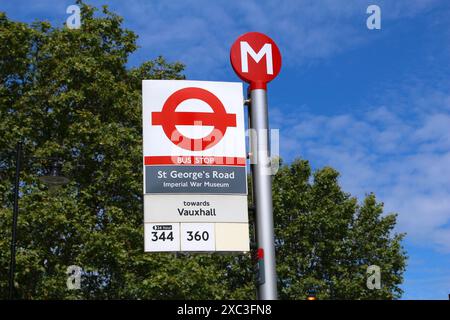 LONDON, UK - 7. JULI 2016: Schild für Bushaltestelle an der St George's Road in London, UK. In London gibt es 19.000 Bushaltestellen. Stockfoto