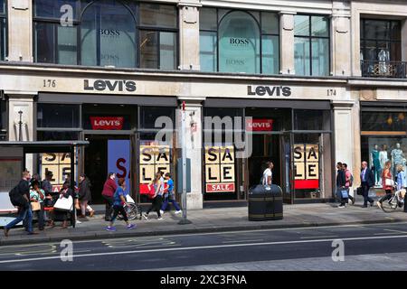 LONDON, Großbritannien - 7. JULI 2016: Leute kaufen in Levi's Store in der Regent Street in London ein. Die Regent Street ist eine große Einkaufsstraße im West End von London. Stockfoto