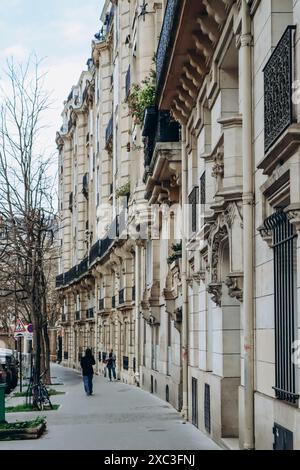 Paris, Frankreich - 26. Mai 2024: Schöner und bürgerlicher 16. Bezirk von Paris Stockfoto