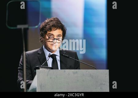 Madrid, Spanien - 19. Mai 2024: Javier Gerardo Milei spricht hinter einem Podium bei einer öffentlichen Veranstaltung, verschwommener Hintergrund für Kopierraum Stockfoto