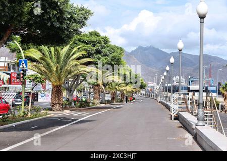 SANTA CRUZ DE TENERIFE, SPANIEN - 27. OKTOBER 2012: Boulevard am Meer in Santa Cruz, Spanien. Santa Cruz ist die größte Stadt auf Teneriffa Stockfoto