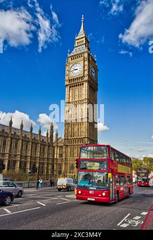 LONDON, Großbritannien - 16 Mai, 2012: die Menschen in London mit dem Bus in London. 2012, LB dient 19.000 Haltestellen mit einer Flotte von 8000 Bussen. An einem Wochentag 6 Mio. Stockfoto