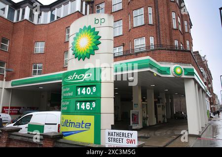 LONDON, UK - 14. MAI 2012: Preise für BP-Tankstellen in London, UK. BP ist ein britisches Öl- und Gasunternehmen. Stockfoto