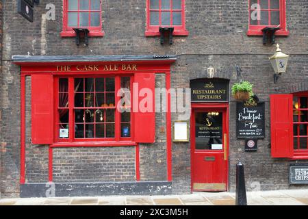 LONDON, Großbritannien - 14. MAI 2012: The Anchor Pub in Notting Hill, London. Es ist ein typischer Londoner Pub. Es gibt mehr als 7.000 Pubs in London. Stockfoto