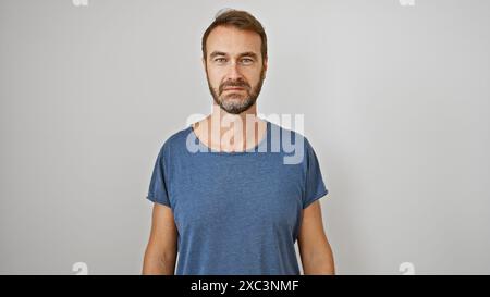 Porträt eines hübschen hispanischen Mannes mittleren Alters mit Bart, der ein lässiges T-Shirt auf weißem Hintergrund trägt. Stockfoto