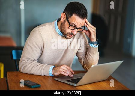 Nachdenklicher zweifelhafter Geschäftsmann im Spannungsdenken machen schwierige Entscheidung auf der Arbeit, gestresster Mann Stockfoto