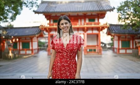 Die wunderschöne hispanische Frau posiert strahlend, lacht und lächelt und strahlt Selbstvertrauen aus im yasaka-Tempel in kyoto, japan. Stockfoto