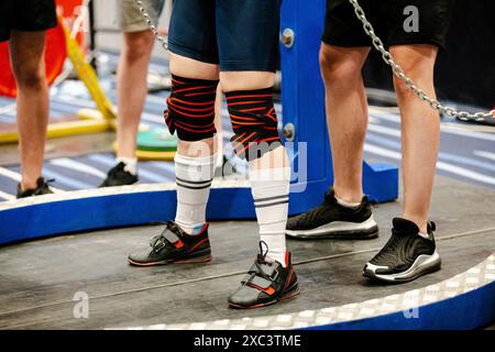 Beine Powerlifter in langen Socken, elastischer Wickelverband an den Knien Stockfoto