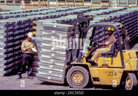 Suriname, Paramaribo. Lagerung von Aluminium aus der Bauxitmine. Stockfoto