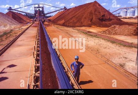 Suriname – das Bauxiterz aus einem offenen Bergwerk wird auf einem Förderband zur Fabrik transportiert, wo Aluminium abgebaut wird. Stockfoto