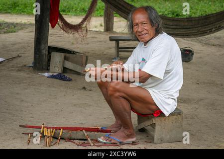 Suriname, ein Mann aus dem Trio-Stamm, bereitet hölzerne Pfeilspitzen mit Gift für die Jagd mit Bogen und Pfeil in Tepu, einem indischen Dorf im Amazonasgebiet, zu. Stockfoto