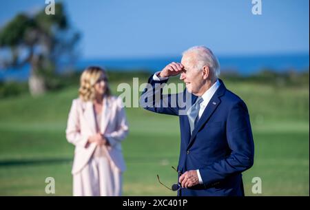 Bari, Italien. Juni 2024. Auf dem G7-Gipfel steht US-Präsident Joe Biden neben der italienischen Premierministerin Giorgia Meloni. Quelle: Michael Kappeler/dpa/Alamy Live News Stockfoto