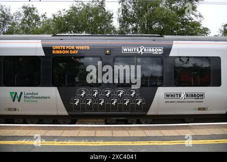 London Northwestern Railway Class 350/1 EMU Nummer 350106 wurde im Rugeley Trent Valley in der Werbung für den Charity White Ribbon Day gesehen. Stockfoto