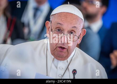 Bari, Italien. Juni 2024. Papst Franziskus spricht auf dem G7-Gipfel. Die Staats- und Regierungschefs der sieben Industrienationen USA, Kanada, Großbritannien, Frankreich, Italien, Deutschland und Japan treffen sich zu ihrem jährlichen Gipfeltreffen im Luxushotel Borgo Egnazia in Apulien. Quelle: Michael Kappeler/dpa/Alamy Live News Stockfoto