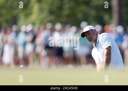 Pinehurst, Usa. Juni 2024. Scottie Scheffler stürzt sich in die Fünfzehn, während der zweiten Runde der 124. U.S. Open Golfmeisterschaft im Pinehurst Resort & Country Club in Pinehurst, N.C. am Freitag, den 14. Juni 2024. Foto: John Angelillo/UPI Credit: UPI/Alamy Live News Stockfoto