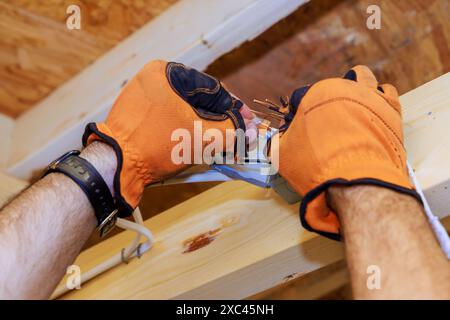 Installation von Stromanschlusskasten für LED-Deckeneinbauleuchten in einem neuen Zuhause Stockfoto