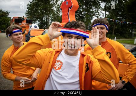 HARDENBERG: Coert aus Amsterdam legt sich bei einer Fanparade im HHC Hardenberg ein Schweißband auf den Kopf. Der KNVB organisierte eine Fanparade mit der Hoffnung, dass möglichst viele Orange Fans in einer Karawane nach Hamburg segeln, wo die niederländische Nationalmannschaft das erste Spiel der Europameisterschaft gegen Polen ausspielen wird. ANP VINCENT JANNINK niederlande aus - belgien aus Stockfoto