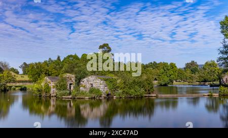 Lange Exposition bei Azenhas de Adaufe, alten Wassermühlen am Fluss, Braga, nördlich von Portugal. Stockfoto