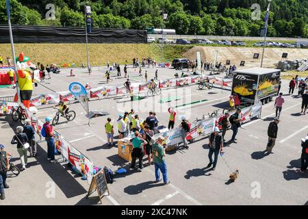 Schweiz, Kanton Tessin, Tour de Suisse 2024, ambrì, Gymkhana für Kinder Stockfoto