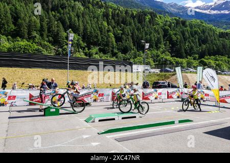 Schweiz, Kanton Tessin, Tour de Suisse 2024, ambrì, Gymkhana für Kinder Stockfoto