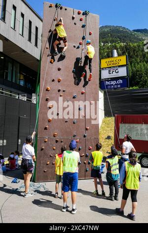 Schweiz, Kanton Tessin, Tour de Suisse 2024, Ambrì, künstliche Wand für Kletterer Stockfoto