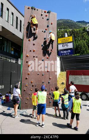Schweiz, Kanton Tessin, Tour de Suisse 2024, Ambrì, künstliche Wand für Kletterer Stockfoto