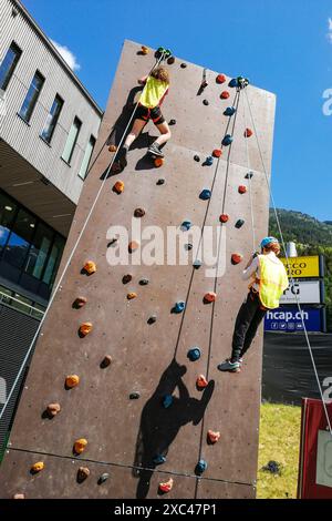 Schweiz, Kanton Tessin, Tour de Suisse 2024, Ambrì, künstliche Wand für Kletterer Stockfoto