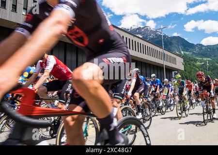 Schweiz, Kanton Tessin, Tour de Suisse 2024, Ambrì, Abfahrt der Bühne Stockfoto