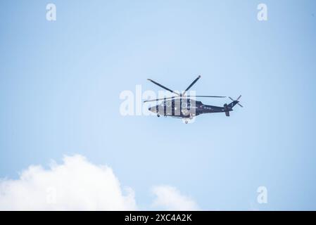 Fasano, Italien. Juni 2024. Ein Carabinieri-Hubschrauber fliegt über Fasano, während der Gipfel der Group of Seven (G7) in Borgo Egnazia stattfindet. Der Gipfel der Gruppe der sieben (G7) ist ein zwischenstaatliches wirtschaftliches und politisches Forum, das Japan, Italien, Kanada, Vereinigtes Königreich, Frankreich, Deutschland und die Vereinigten Staaten. Dieses Jahr findet der Gipfel in Borgo Egnazia in Apulien, Italien, statt. (Credit Image: © Krisztian Elek/SOPA Images via ZUMA Press Wire) NUR REDAKTIONELLE VERWENDUNG! Nicht für kommerzielle ZWECKE! Stockfoto