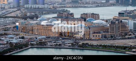 Panoramablick aus der Vogelperspektive auf die wunderschöne Place Vendome Mall Lusail Qatar Stockfoto