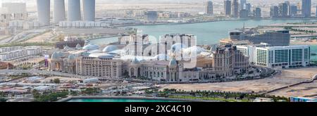 Panoramablick aus der Vogelperspektive auf die wunderschöne Place Vendome Mall Lusail Qatar Stockfoto