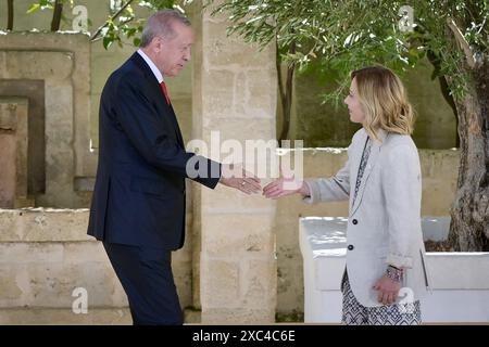 Toasts, . Juni 2024. Der türkische Präsident Recep Tayyip Erdoğan wird vom Premierminister Giorgia Meloni während des G7-Gipfels in Borgo Egnazia (Brindisi), Italien, am 14. Juni 2024 begrüßt. Quelle: Unabhängige Fotoagentur/Alamy Live News Stockfoto