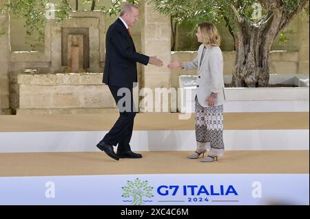 Toasts, . Juni 2024. Der türkische Präsident Recep Tayyip Erdoğan wird vom Premierminister Giorgia Meloni während des G7-Gipfels in Borgo Egnazia (Brindisi), Italien, am 14. Juni 2024 begrüßt. Borgo Egnazia (Brindisi), Italien, 14. Juni 2024. Quelle: Unabhängige Fotoagentur/Alamy Live News Stockfoto