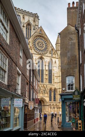 Ein Blick hinunter zum Haupteingang und das berühmte Rosenfenster auf der Südseite des mittelalterlichen York Minster in York, Stockfoto