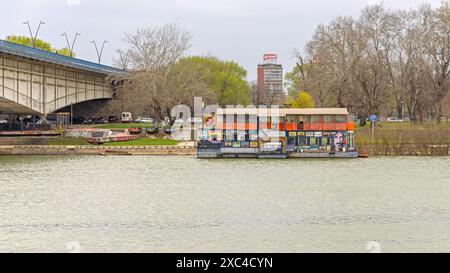 Belgrad, Serbien - 11. März 2024: Nachtclub Zappa Barka schwimmender Lastkahn am Fluss Sava Wintertag in der Hauptstadt. Stockfoto