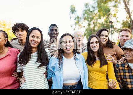 Glückliche Mehrgenerationenmenschen mit verschiedenen ethnischen Gruppen, die gemeinsam Spaß in einem öffentlichen Park haben - Diversity-Konzept Stockfoto