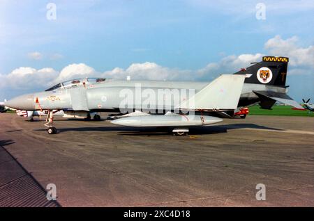 McDonnell Douglas F-4M Phantom FGR2 Kampfflugzeug XV474 in Duxford, Großbritannien, 1998. Früher gehörte das Flugzeug der Royal Air Force der Old Flying Machine Company, wobei Mark Hanna, ehemaliger Pilot der RAF Phantom, darauf hoffte, es auf Flugshows unter zivilem Eigentum fliegen zu können. Hanna starb 1999 nach einem Flugzeugabsturz und die Idee wurde mit dem Phantom in Duxford dauerhaft ausgestellt. Stockfoto