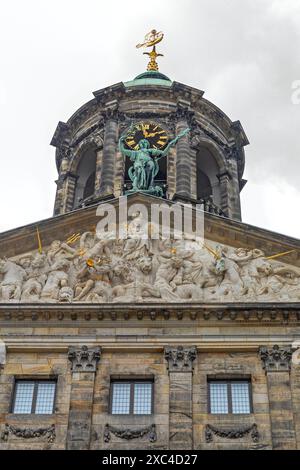 Amsterdam, Niederlande - 18. Mai 2018: Bronzeskulptur Golduhr und Gold Schiff Wetterfahne oben auf dem Dom Royal Palace Historic Building. Stockfoto