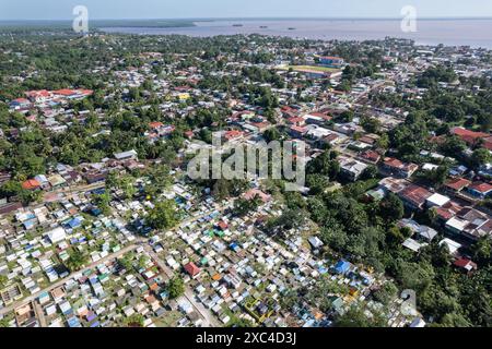 Panorama der tropischen Stadt mit Drohnenblick an sonnigen Tagen Stockfoto