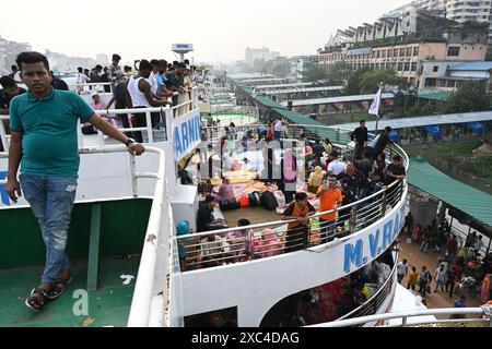 Die Passagiere treffen sich am Startterminal für Fähren, während sie von der Hauptstadt Dhaka aus in ihre Dörfer zurückreisen, um am 14. Juni 2024 das Eid Al-Adha-Festival im Sadarghat Launch Terminal in Dhaka, Bangladesch, zu feiern. Stockfoto