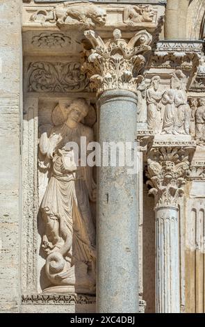 Saint Gilles du Gard, Abteikirche, Portalanlage, linkes Portal, Erzengel Michael, Michelsmeister, 12. Jhd. Stockfoto